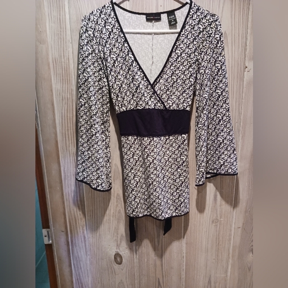 NY & CO. 3/4 Bell sleeve tunic top black and white Size Medium - Picture 4 of 4